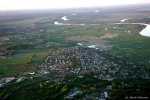 Osiedle mieszkaniowe tzw. Modlin Grka, dalej Bronisawka i Pomiechwek po lewej stronie rzeka Narew - fot. M. Jakuczek