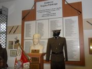 Zmiana ekspozycji w muzeum. 